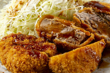 美味しいヒレカツにソースをかけたシーン