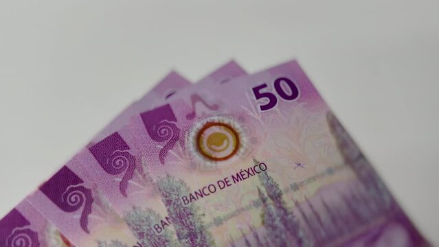 Billetes nuevos de 50 pesos mexicanos sobre una mesa blanca. Mexican money.