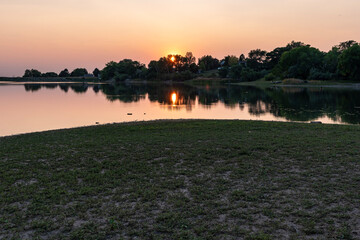 Obraz premium sunset over the reservoir