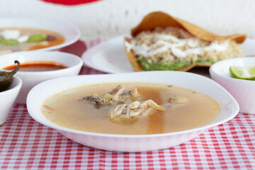 caldo de pollo