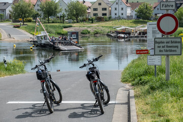 Fahrradfahrer auf der Mainfähre Nordheim in Unterfranken