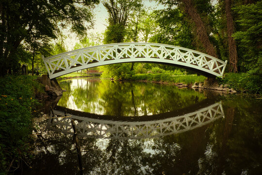 Wei&szlig;e Holz Br&uuml;cke im Gr&uuml;nen