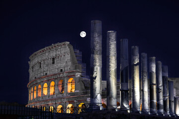 Pleine lune sur le Colisée
