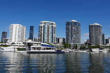Fototapeta na wymiar Hochhäuser am Fluss in Brisbane
