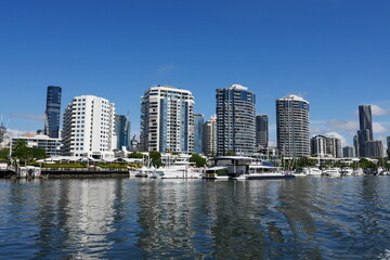 Fototapeta na wymiar Hochhäuser und moderne Wohngebäude am Brisbane River in Queensland