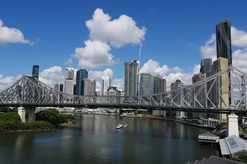 Story Bridge Wahrzeichen mit Hochhäusern und Fluss in Brisbane