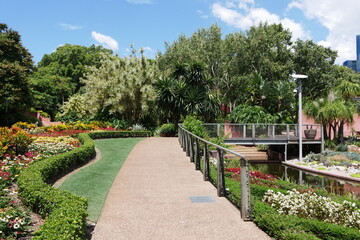 Parkanlage mit Blumen in Brisbane