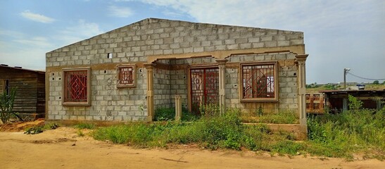 Fototapeta na wymiar Maison inachevé quartier siafoumou pointe noire au Congo 