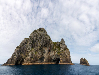 Fototapeta na wymiar Ausgehöhlter Felsen im Meer, Bay of Islands, Neuseeland