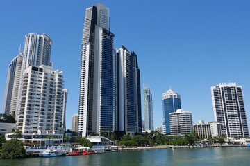 Fototapeta na wymiar Hochhäuser am Wasser in der Stadt Gold Coast