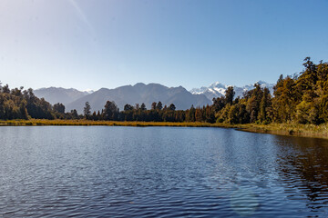 Lake Matheson in Neuseeland, mit Wald und Bergen