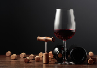 Red wine and wine corks. - obrazy, fototapety, plakaty