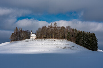 Obraz premium Dunkle Wolken und blauer Himmel über der Winterlandschaft