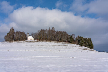 Kapelle in Ascholding im Winter