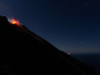 Die komplette Nordflanke des Vulkans Stromboli bei sternenklarer Nacht