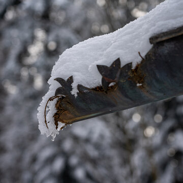 Schnee und Eis in einer Dachrinne