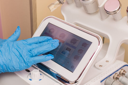 The cosmetologist includes a device for carrying out the procedure, Attachments to the HydraFacial device for facial skin care in a spa clinic to combat acne or aging. 