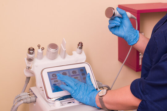 The cosmetologist includes a device for carrying out the procedure, Attachments to the HydraFacial device for facial skin care in a spa clinic to combat acne or aging. 