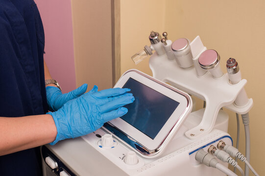 The cosmetologist includes a device for carrying out the procedure, Attachments to the HydraFacial device for facial skin care in a spa clinic to combat acne or aging. 
