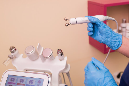 The cosmetologist includes a device for carrying out the procedure, Attachments to the HydraFacial device for facial skin care in a spa clinic to combat acne or aging. 