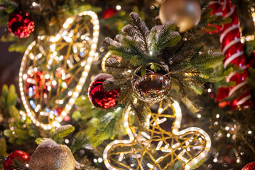 Obraz na płótnie Canvas christmas tree for christmas with garland and decorations