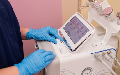 The cosmetologist includes a device for carrying out the procedure, Attachments to the HydraFacial...