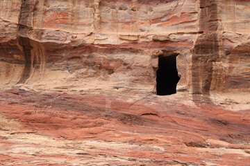 jordania petra ciudad perdida tumbas reales cueva nabateo desfiladero rosa esculpida en la roca 4M0A1087-as23