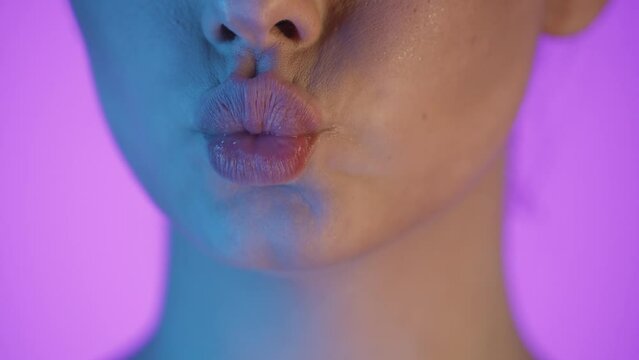 Młoda dziewczyna posyła buziaka