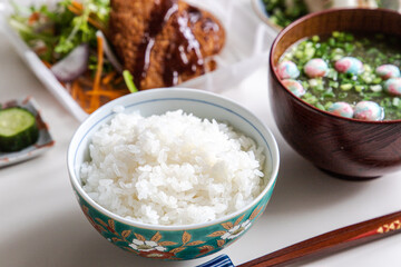 白ごはんと手毬ふとネギととろろ昆布のお吸い物とソースのかかったコロッケの定食セット