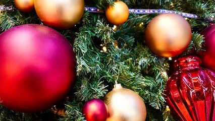 Obraz na płótnie Canvas オーナメントをたくさんつけたクリスマスツリーの拡大写真