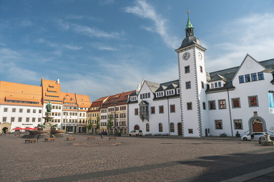Der bekannte Freiberger Obermarkt mit dem Freiberger Rathaus und dem Brunnen Obermarkt Otto der Reiche. Freiberg (Sachsen) Perspektive 2