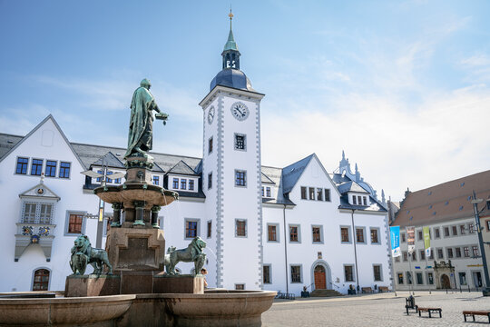 Der bekannte Freiberger Obermarkt mit dem Freiberger Rathaus und dem Brunnen Obermarkt Otto der Reiche. Freiberg (Sachsen) Perspektive 1