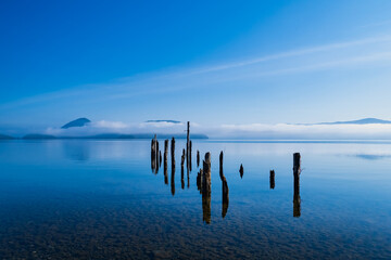 北海道の観光地、洞爺湖の朽ちた桟橋、幻想的な風景