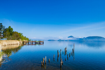 北海道の観光地、洞爺湖の朽ちた桟橋、幻想的な風景