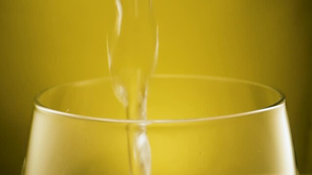 Nalewanie wody do szklanki