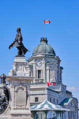 Fototapeta premium statue of Samuel de Champlain and Musee du Fort, Quebec City