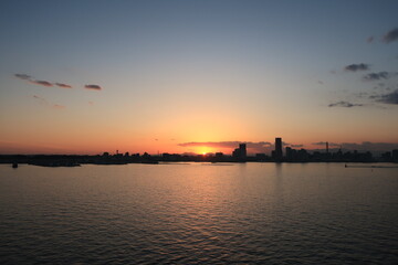 Fototapeta premium 夕景 横浜みなとみらいと海がオレンジ色に染まる風景