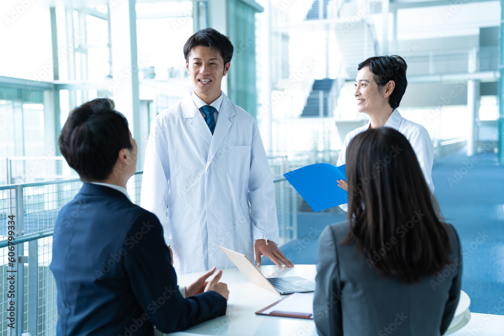 Poster 医療従事者とスーツを着た日本人男女