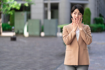 Fototapeta premium 驚く若い女性