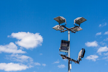 Straßenlampen auf einem Parkplatz mit Überwachungskameras