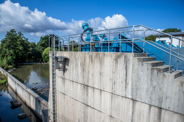 Modernes Wehr - Staudamm zur Hochwasserregulierung