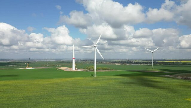 Baustelle und Aufbau eines neuen Windrades im Windpark