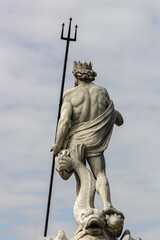 Fototapeta premium Estatua de Neptuno en la ciudad de Madrid