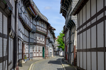 Fototapeta premium Verwinkelte Gasse in Goslar