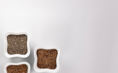 Semillas de lino y chia sobre fondo blanco. 