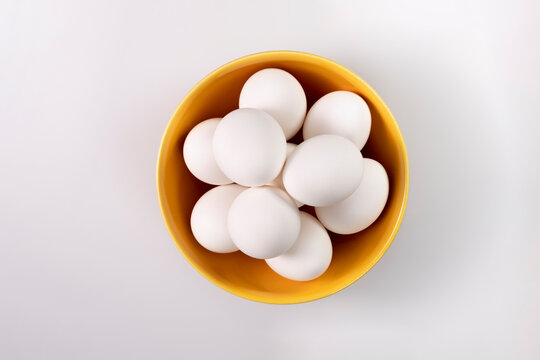 Bol con huevos de gallina, sobre fondo blanco