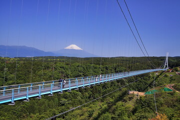 三島スカイウォークと冠雪の富士山と快晴の空