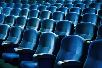 Naklejka premium empty chairs on cinema or theater room. generative ai