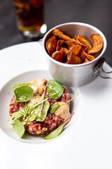 Steak Tartare com Batata Frita