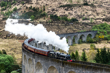 Naklejka premium Jacobite Train Glenfinnan Viaduct Scotland